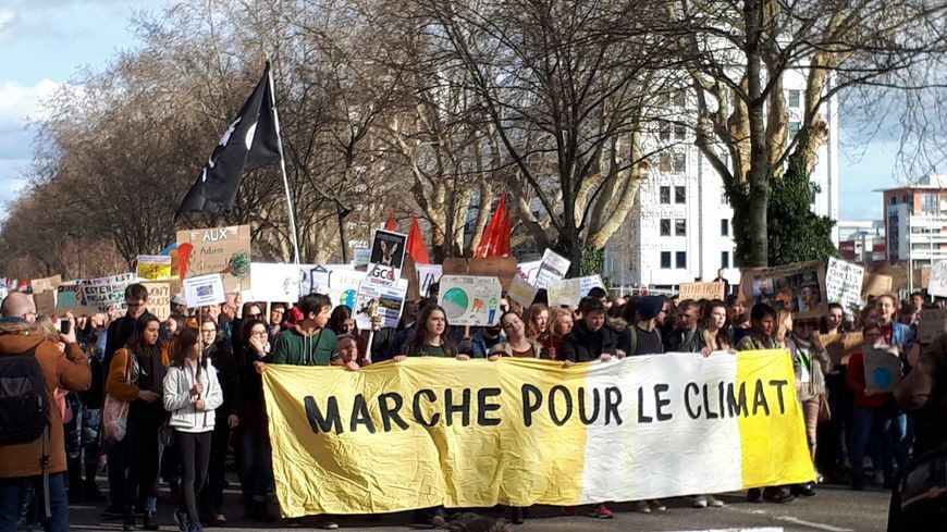 28/03/21 : 2000 personnes MARCHENT POUR LE CLIMAT à Strasbourg : le Chaudron des alternatives y était ! : Image à la une